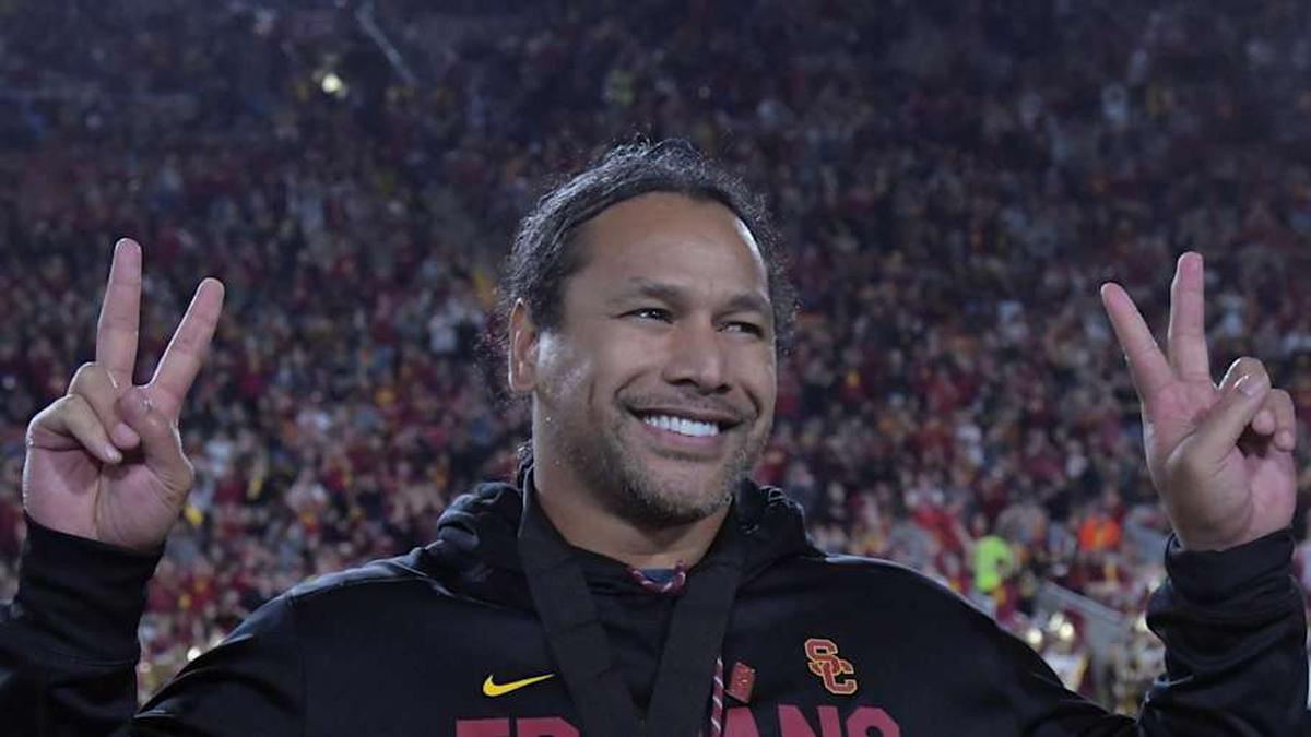  Nov 4, 2017; Los Angeles, CA, USA; Pittsburgh Steelers former safety Troy Polamalu is recognized for his induction into the Southern California Trojans hall of fame at halftime of an NCAA football game against the Arizona Wildcats at Los Angeles Memorial Coliseum. Mandatory Credit: Kirby Lee-Imagn Images | Kirby Lee-Imagn Images 