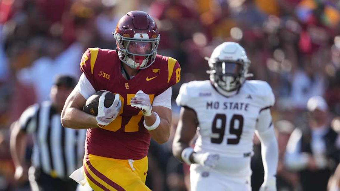  Aug 30, 2025; Los Angeles, California, USA; Southern California Trojans tight end Lake McRee (87) scores on a 62-yard touchdown reception against the Missouri State Bears in the first half at United Airlines Field at Los Angeles Memorial Coliseum. Mandatory Credit: Kirby Lee-Imagn Images | Kirby Lee-Imagn Images 