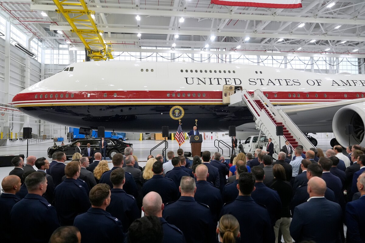  President Donald Trump speaks after touring the newly designated Air Force One presidential aircraft at Joint Base Andrews, Md., Friday, June 19, 2026. (AP Photo/Manuel Balce Ceneta) 