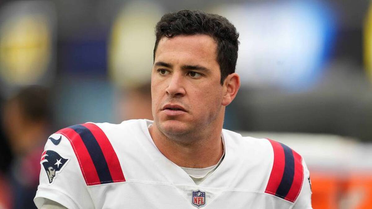  Oct 31, 2021; Inglewood, California, USA; New England Patriots long snapper Joe Cardona (49) during the game against the Los Angeles Chargers SoFi Stadium. Mandatory Credit: Kirby Lee-USA TODAY Sports | USA TODAY Sports 
