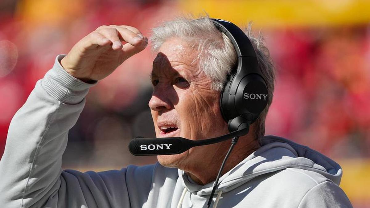  Oct 19, 2025; Kansas City, Missouri, USA; Las Vegas Raiders head coach Pete Carroll looks on during the second quarter of the game against the Kansas City Chiefs at GEHA Field at Arrowhead Stadium. Mandatory Credit: Denny Medley-Imagn Images | Denny Medley-Imagn Images 