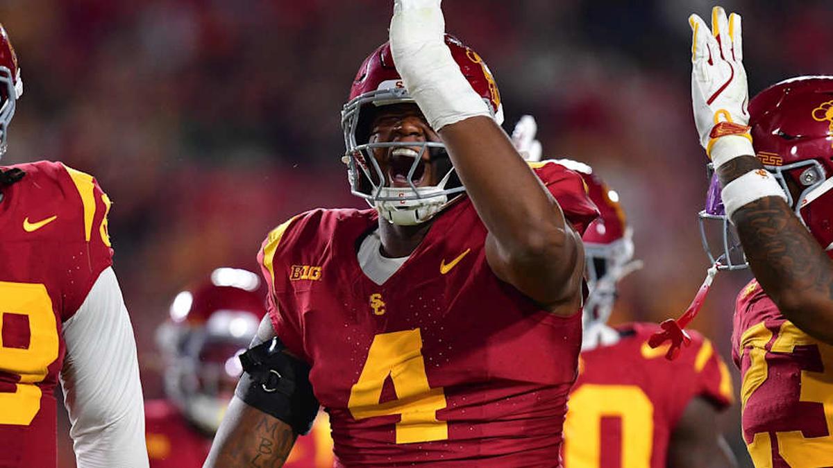  Sep 20, 2025; Los Angeles, California, USA; Southern California Trojans defensive end Jahkeem Stewart (4) reacts after a defensive play against the Michigan State Spartans during the first half at the Los Angeles Memorial Coliseum. Mandatory Credit: Gary A. Vasquez-Imagn Images | Gary A. Vasquez-Imagn Images 