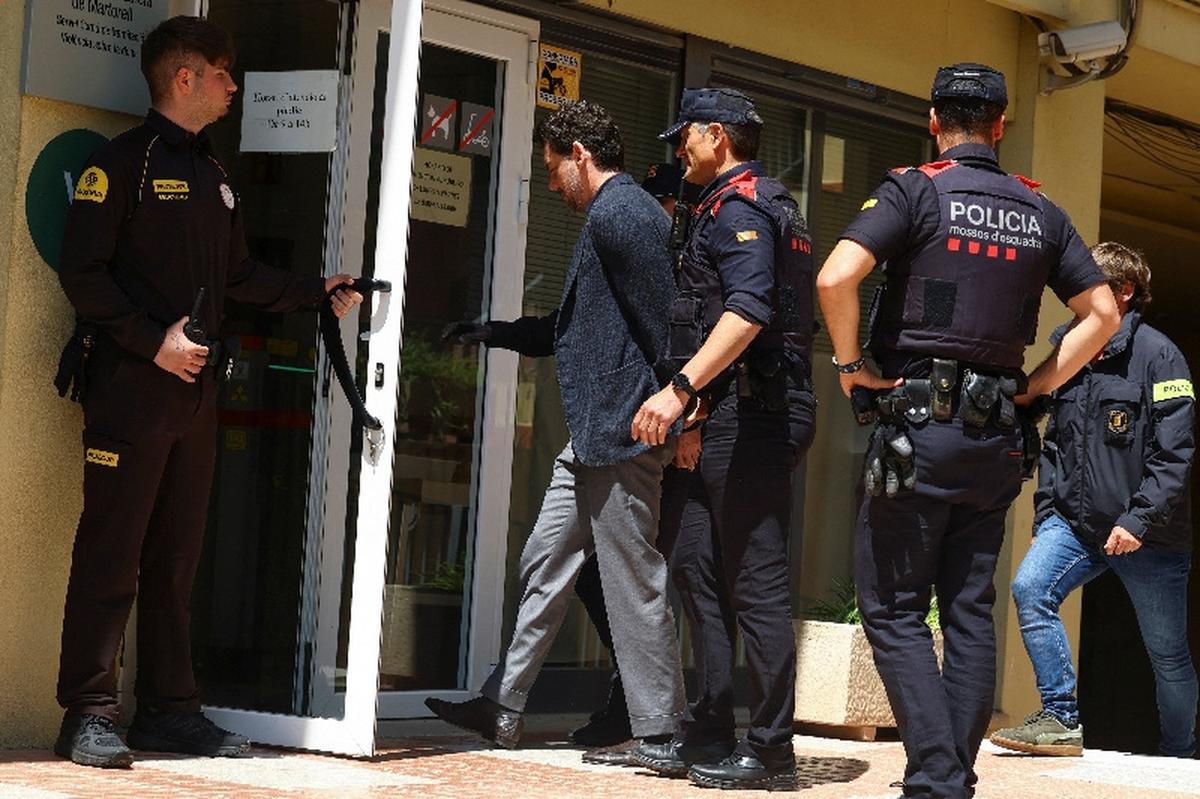 Jonathan Andic, the son of the founder of the Mango fashion group, Isak Andic, arrives at court escorted by police, where he is expected to be questioned after being detained in an investigation of the death of his father, who was killed in a fall from a cliff near Barcelona in December 2024, in Martorell, Spain, May 19, 2026. REUTERS/Albert Gea