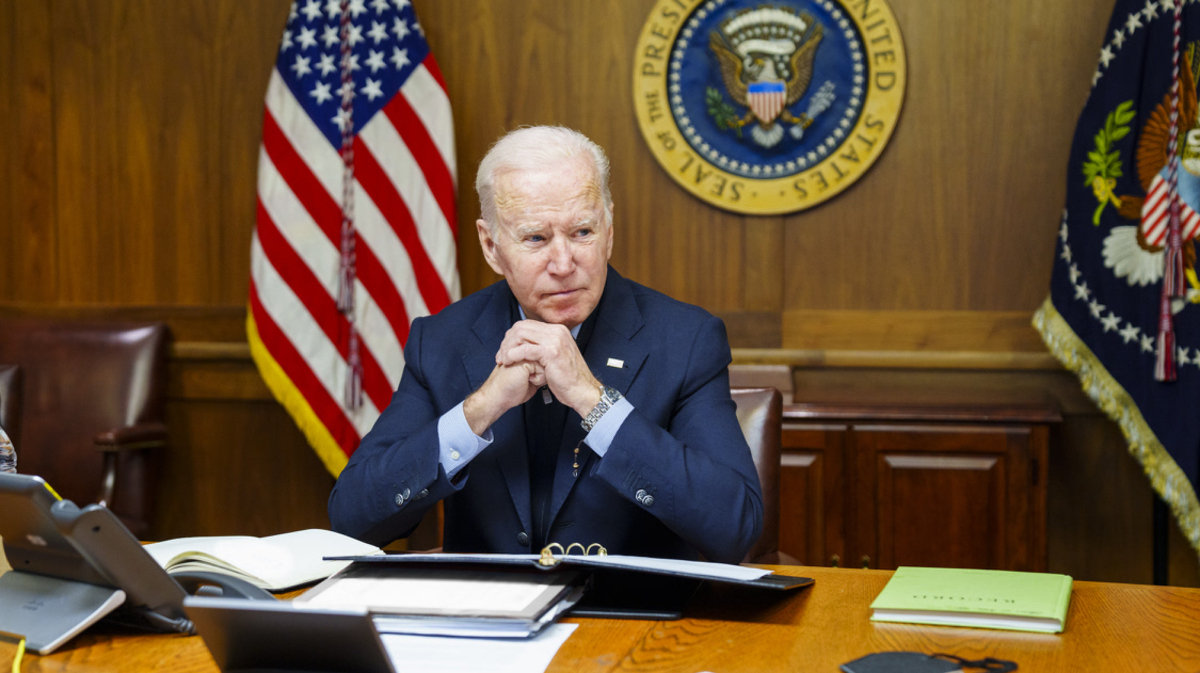 Esta imagen facilitada por la Casa Blanca vía Twitter muestra al presidente Joe Biden en Camp David, Maryland, el sábado 12 de febrero de 2022. (Casa Blanca vía AP)