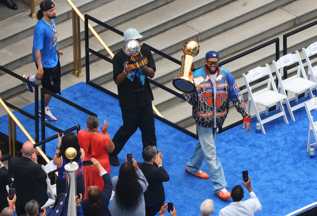 Basketball - NBA - New York Knicks Parade - Woolworth Building, New York City, New York, U.S. - June 18, 2026 General view from the Woolworth Building in New York City of New York Knicks' Karl-Anthony Towns with the Larry O'Brien Championship Trophy and the Bob Cousy Trophy during the parade REUTERS/Mike Segar