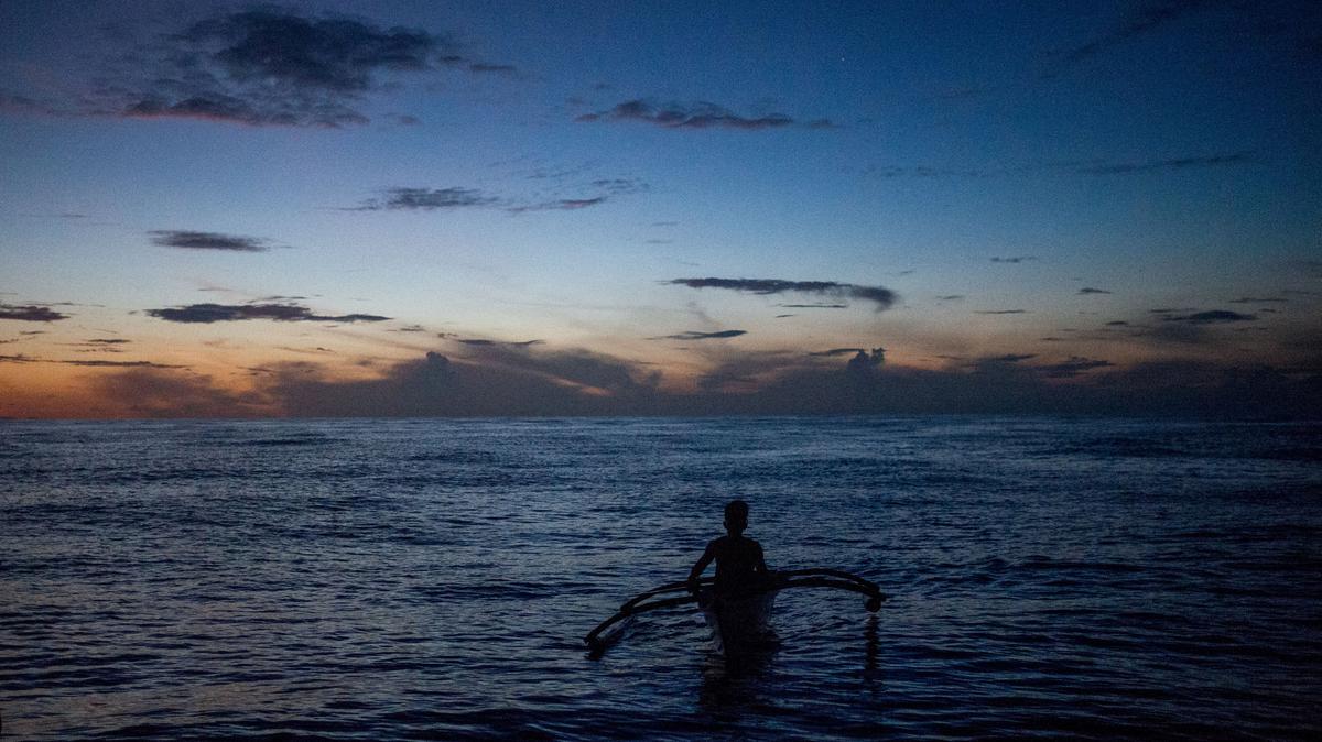 FILE PHOTO: A Filipino fisheman rows a boat during a trip near the disputed Scarborough Shoal, in Masinloc, Zambales province, Philippines, July 18, 2022.  REUTERS/Lisa Marie David/File Photo