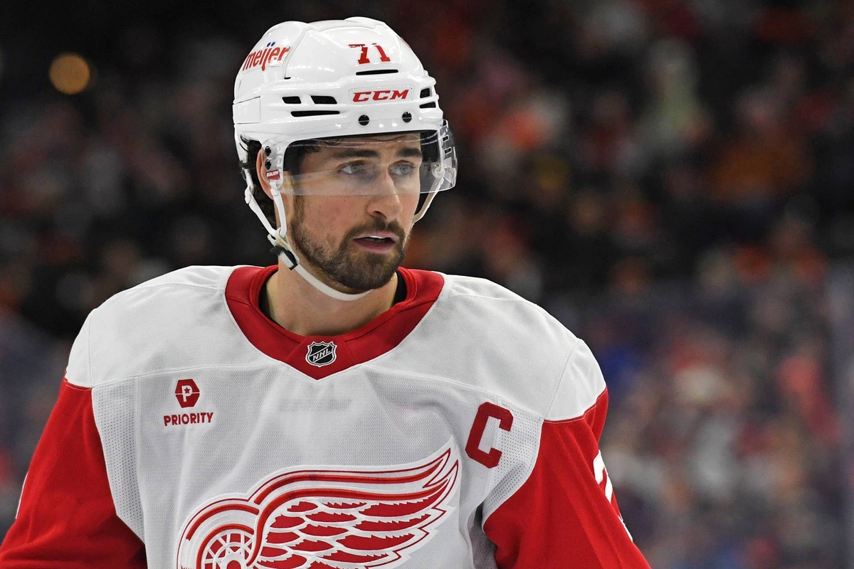  Detroit Red Wings center Dylan Larkin (71) against the Philadelphia Flyers at Wells Fargo Center. Eric Hartline-Imagn Images