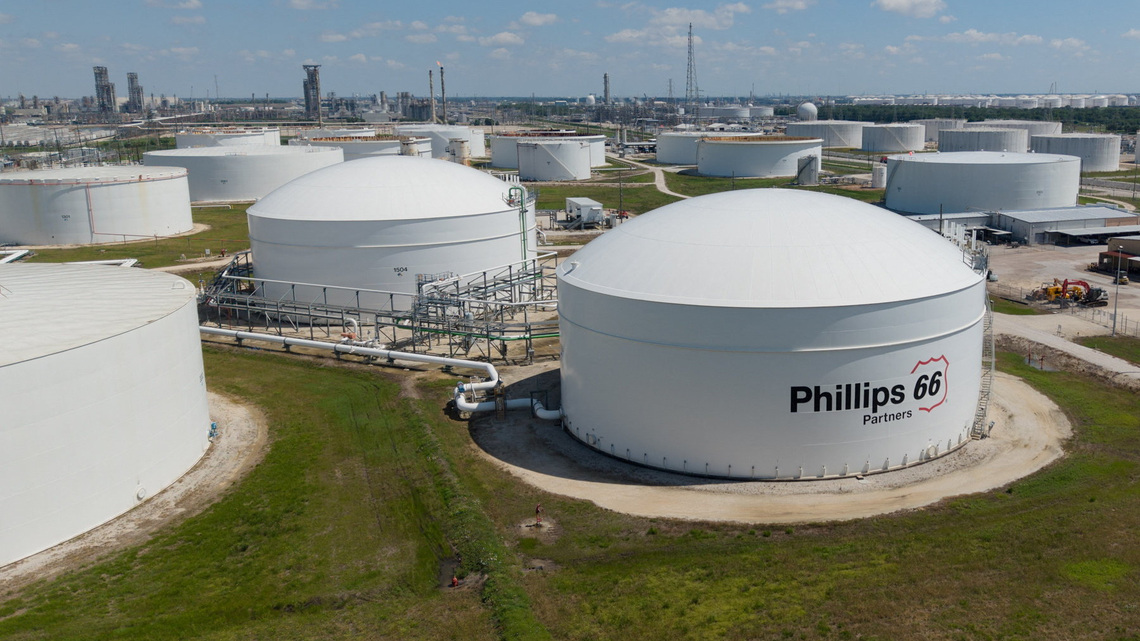 Analysis-Top US refiners see profits soar, step up investor rewards 