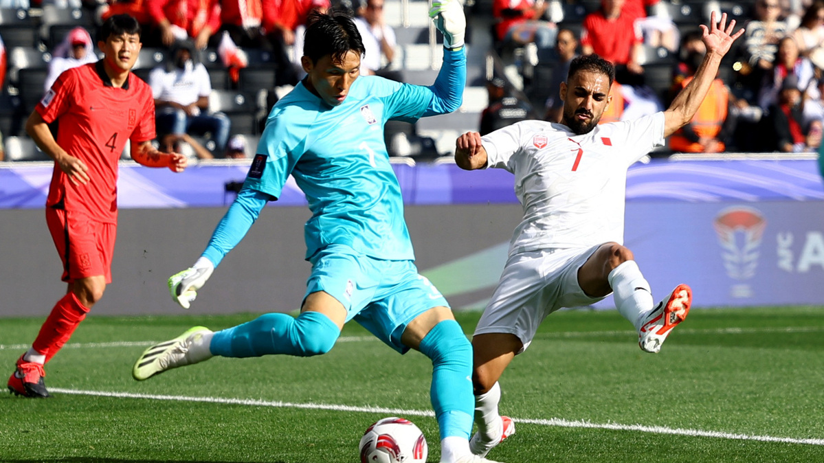 Soccer Football - AFC Asian Cup - Group E - South Korea v Bahrain - Jassim bin Hamad Stadium, Al Rayyan, Qatar - January 15, 2024  South Korea's Kim Seung-gyu in action with Bahrain's Ali Madan REUTERS/Molly Darlington
