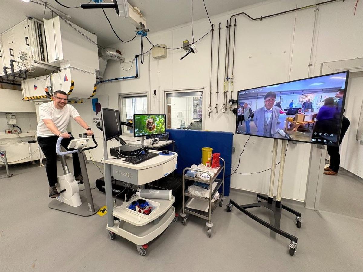  Dr. Joe Costello in the University of Portsmouth's Extreme Environments Laboratories (EEL). (University of Portsmouth via SWNS) 