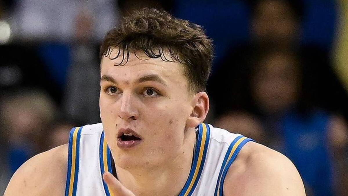  Mar 3, 2026; Los Angeles, California, USA; UCLA Bruins forward Tyler Bilodeau (34) points to teammates after hitting a 3-point jumpshot during the second half at Pauley Pavilion presented by Wescom Financial. Mandatory Credit: Robert Hanashiro-Imagn Images | Robert Hanashiro-Imagn Images 