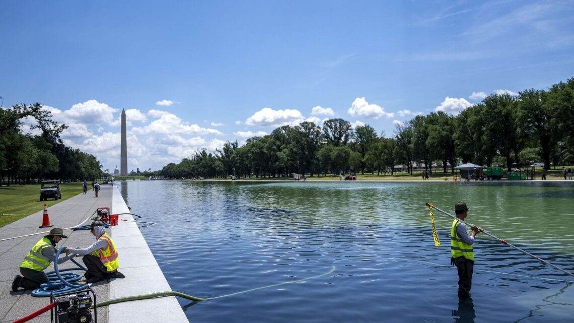 After algae clean-up effort, Reflecting Pool's painted blue bottom is peeling 
