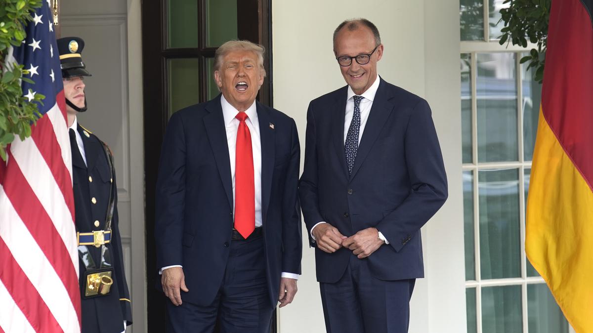 U.S. President Donald Trump, left, welcomes German Chancellor Friedrich Merz to the White House in Washington, D.C., on June 5, 2025. (Yuri Gripas/Abaca Press/TNS)
