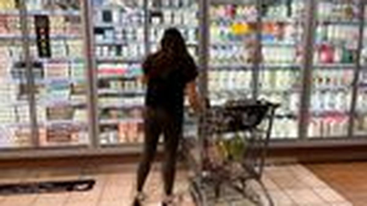 A woman shops in a supermarket as rising inflation affects consumer prices in Los Angeles, California, U.S., June 13, 2022. REUTERS/Lucy Nicholson/File Photo