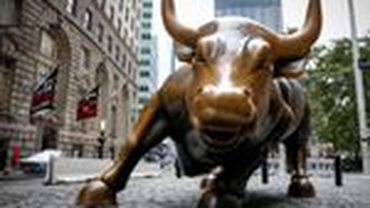 FILE PHOTO: The Charging Bull statue, also known as the Wall St. Bull, is seen in the financial district of New York City, U.S., August 18, 2018.  REUTERS/Brendan McDermid/File Photo