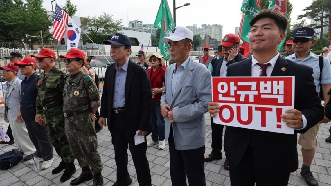 South Korea defense chief, academy alumni remain divided over merger 