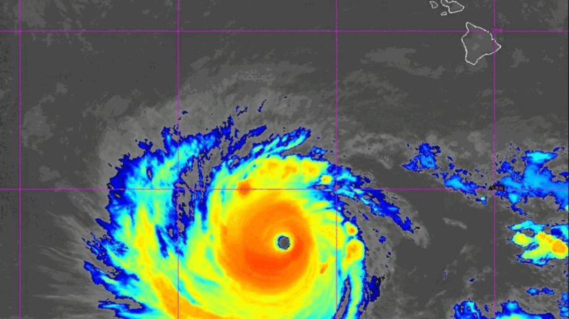 Hurricane Lowell forecast to pass near Kauai on Labor Day 