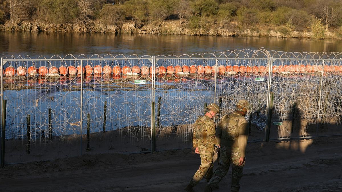 Soldados del Ejército de Estados Unidos patrullan la frontera entre Estados Unidos y México en Eagle Pass, Texas, el 24 de enero de 2025.