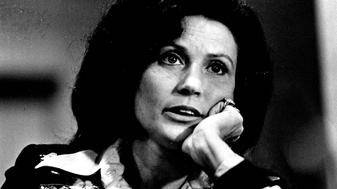 1971 Rock Song, Covered by Loretta Lynn, Became a Career-Defining No. 1 Hit 