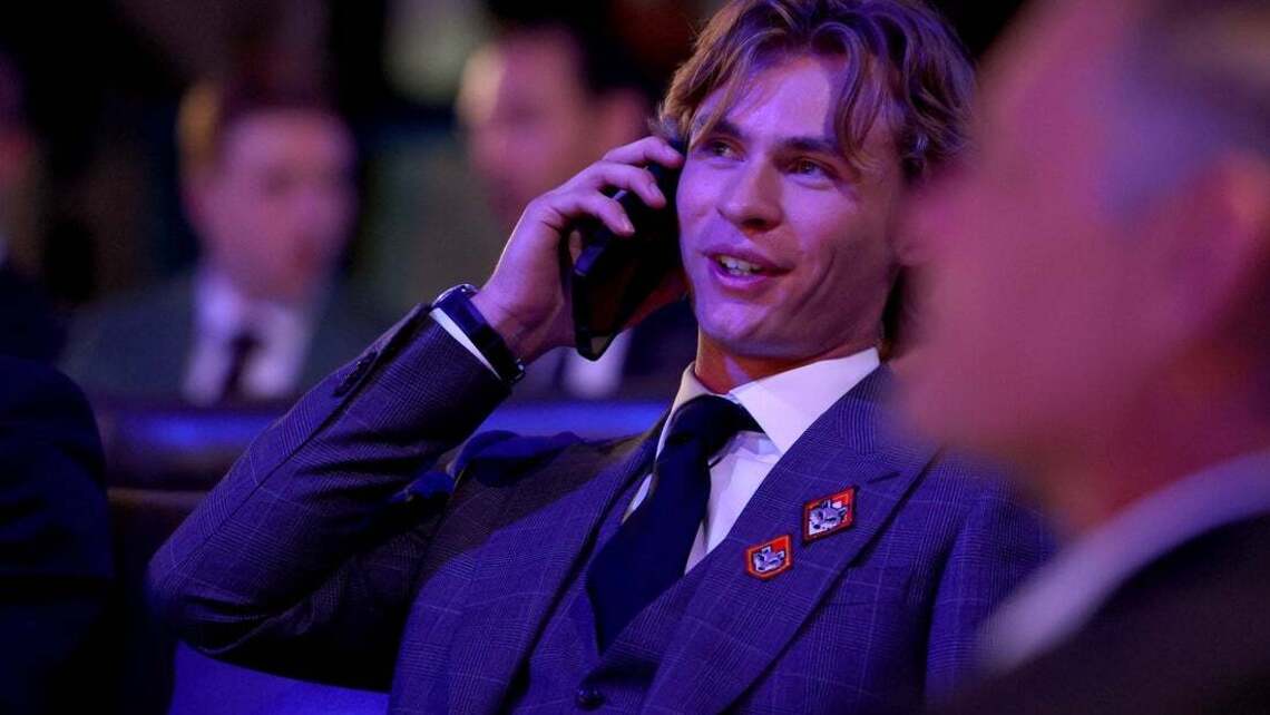 Leafs' No. 1 pick Gavin McKenna signs entry-level contract 