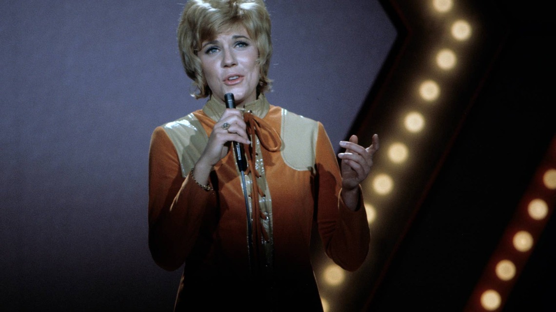 1971 Song Written by 17-Year-Old Kenny Loggins for His Brother Became an Anne Murray Hit 