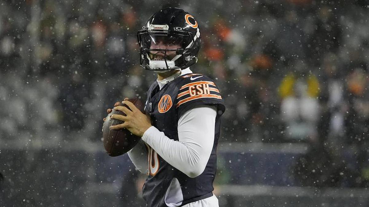  Chicago Bears quarterback Caleb Williams (18) warms up prior to an NFC Wild Card Round game against the Green Bay Packers at Soldier Field. Mandatory Credit: David Banks-Imagn Images | David Banks-Imagn Images 