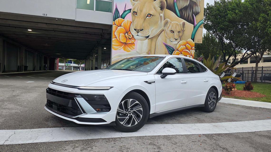 Auto review: Affordably chic, Honda Civic vs. Hyundai Sonata 