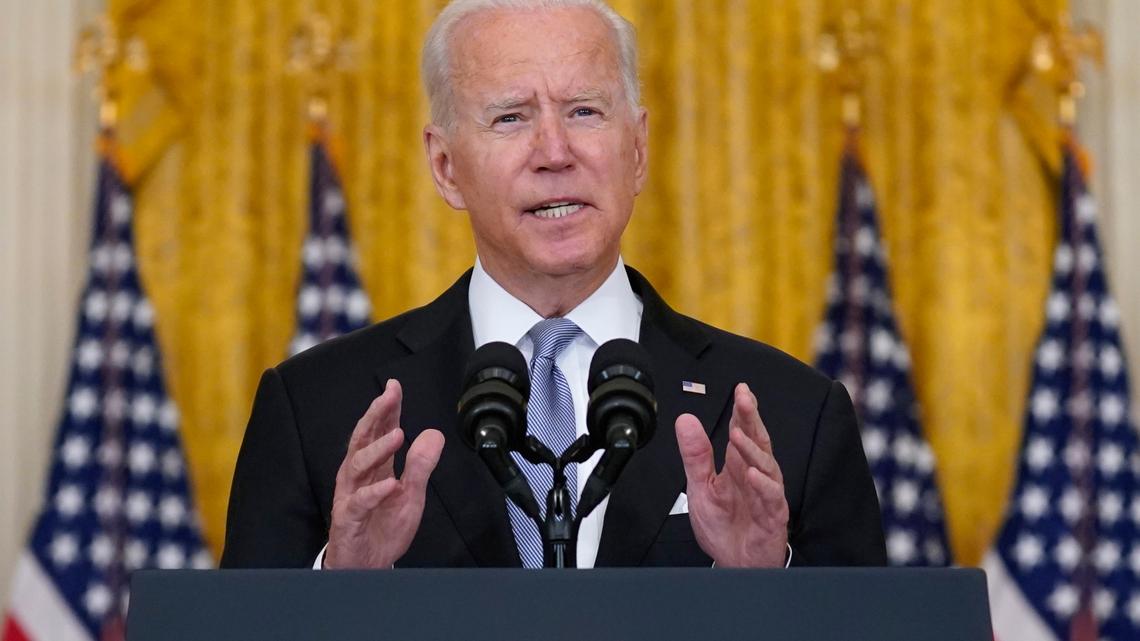 El presidente Joe Biden habla sobre la situación en Afganistán durante una conferencia de prensa en la Casa Blanca, el lunes 16 de agosto de 2021, en Washington. (AP Foto/Evan Vucci)