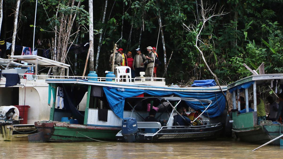 Bomberos se reúnen en un campamento establecido por indígenas para buscar al experto indígena Bruno Pereira y al periodista británico independiente Dom Phillips en Atalaia do Norte, estado de Amazonas, Brasil, el martes 14 de junio de 2022. La búsqueda de Pereira y Phillips, quienes desaparecieron en un área remota de la Amazonía brasileña continuó luego del descubrimiento de una mochila, una computadora portátil y otras pertenencias personales sumergidas en un río. (Foto AP/Edmar Barros)