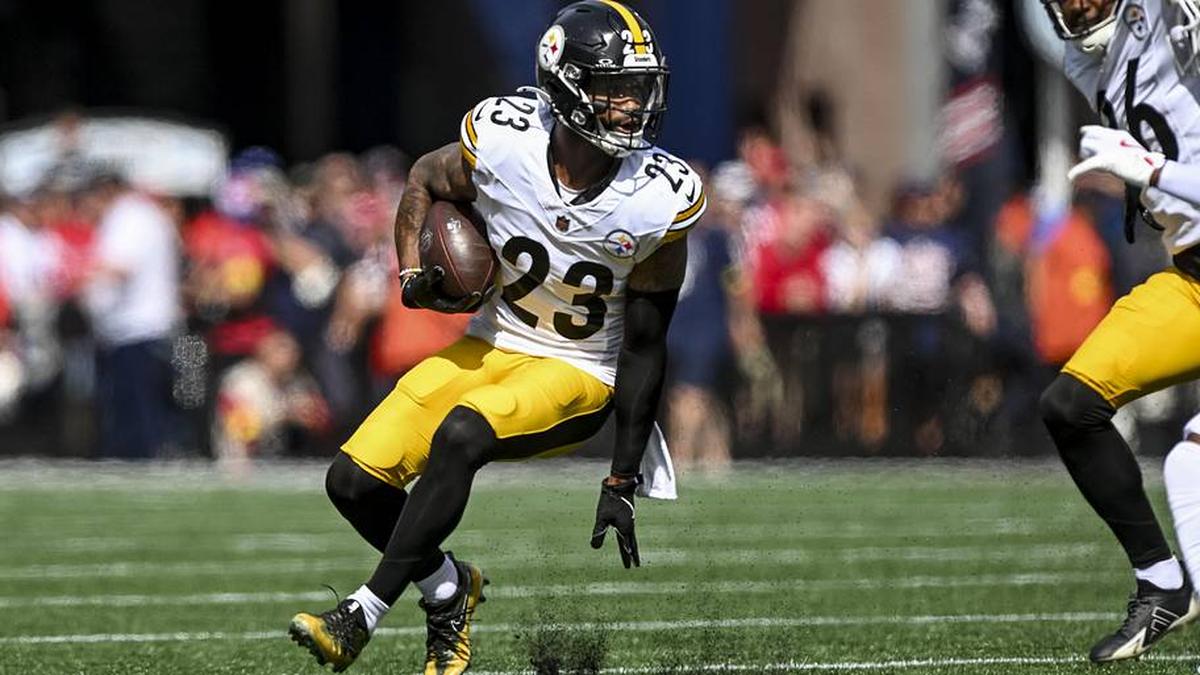  Sep 21, 2025; Foxborough, Massachusetts, USA; Pittsburgh Steelers cornerback Darius Slay (23) reacts after a fumble recovery during the first quarter at Gillette Stadium. Mandatory Credit: Brian Fluharty-Imagn Images | Brian Fluharty-Imagn Images 