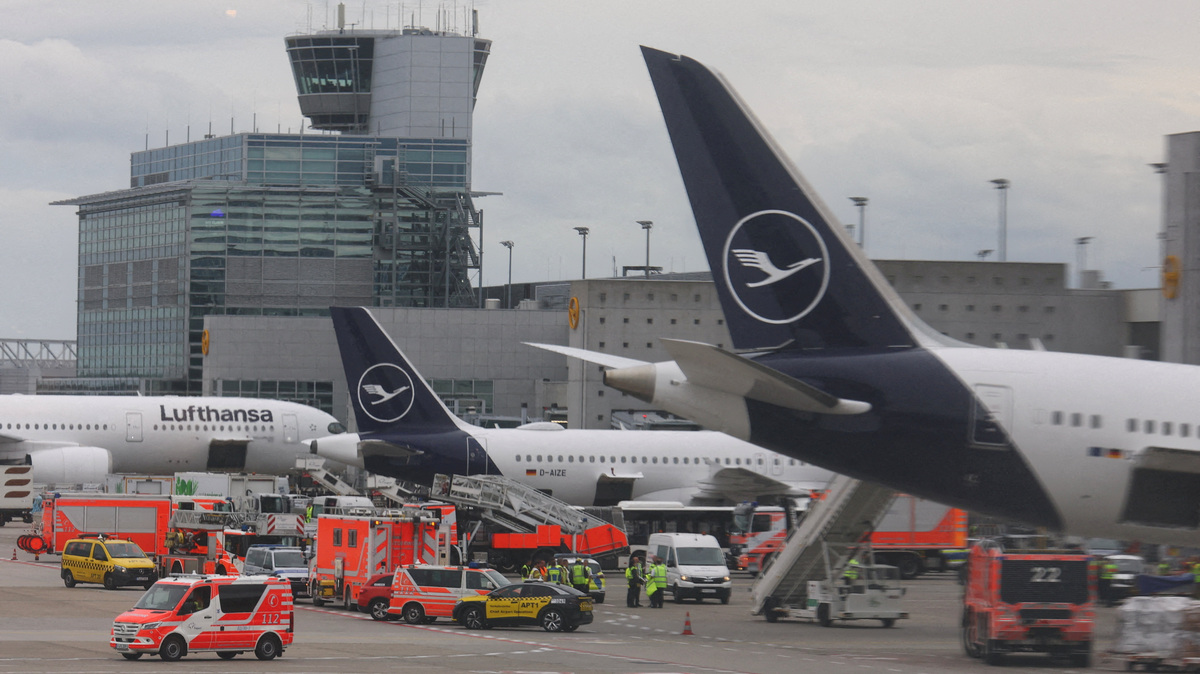 A Lufthansa Boeing is surrounded by ambulances and other emergency vehicles after several staff members were injured when the nose gear of a Boeing 787 jetliner unexpectedly collapsed at a gate at Frankfurt Airport, according to Lufthansa, in Frankfurt, Germany, June 4, 2026. REUTERS/Kai Pfaffenbach