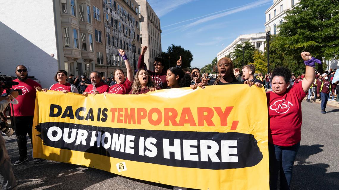Un grupo de personas se manifiesta frente al Capitolio en apoyo al programa Acción Diferida para los Llegados en la Infancia (DACA, por sus siglas en inglés), el jueves 6 de octubre de 2022, en Washington. El letrero dice: “El DACA es temporal, nuestro hogar es aquí”. ( AP Foto/José Luis Magaña)