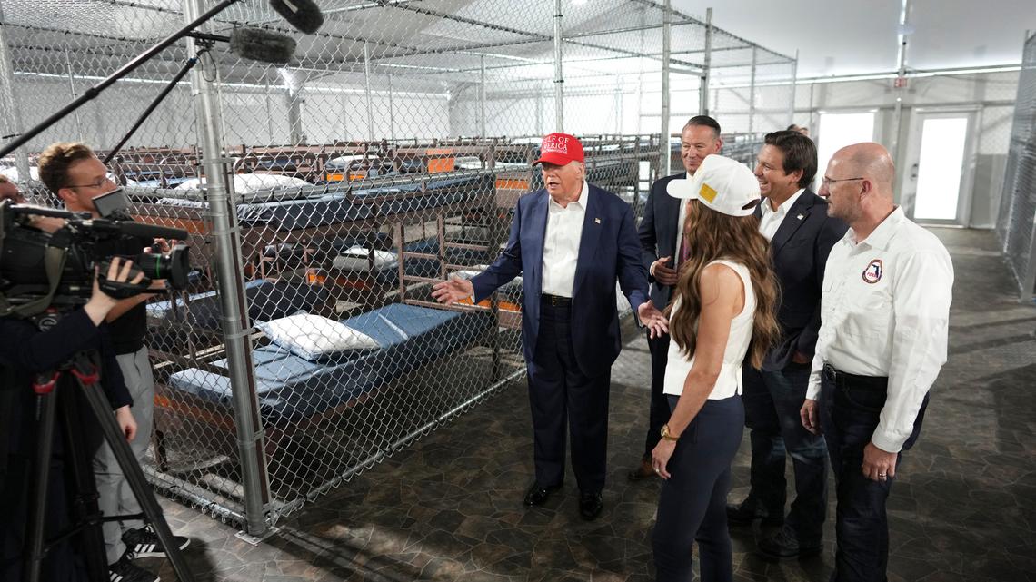 El presidente Donald Trump recorre un área recién construida para la cárcel de inmigrantes Alligator Alcatraz con la secretaria de Seguridad Nacional, Kristi Noem, y el gobernador de Florida, Ron DeSantis, segundo desde la derecha, el martes 1 de julio de 2025, en Ochopee, Florida. Alligator Alcatraz fue instalado en el Aeropuerto de Entrenamiento y Transición Dade-Collier en Ochopee.