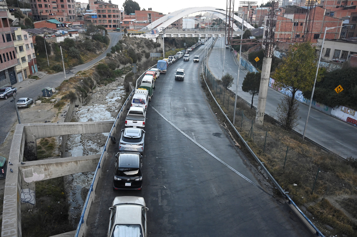 Vehicles wait in line to refuel as fuel supplies gradually recover and Bolivia's crisis begins to ease after lawmakers backed the state of emergency, in La Paz, Bolivia, June 21, 2026. REUTERS/Claudia Morales
