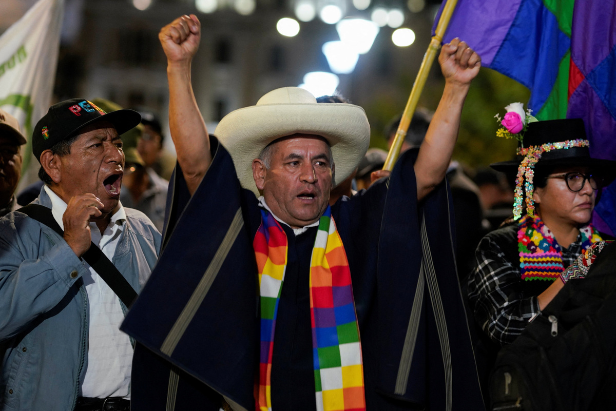 Supporters of left-wing presidential candidate Roberto Sanchez react as they gather after Sanchez took a slim lead over conservative Keiko Fujimori in Peru's presidential race as official vote-counting continued into a second day, in Lima, Peru, June 8, 2026. REUTERS/Leslie Moreno