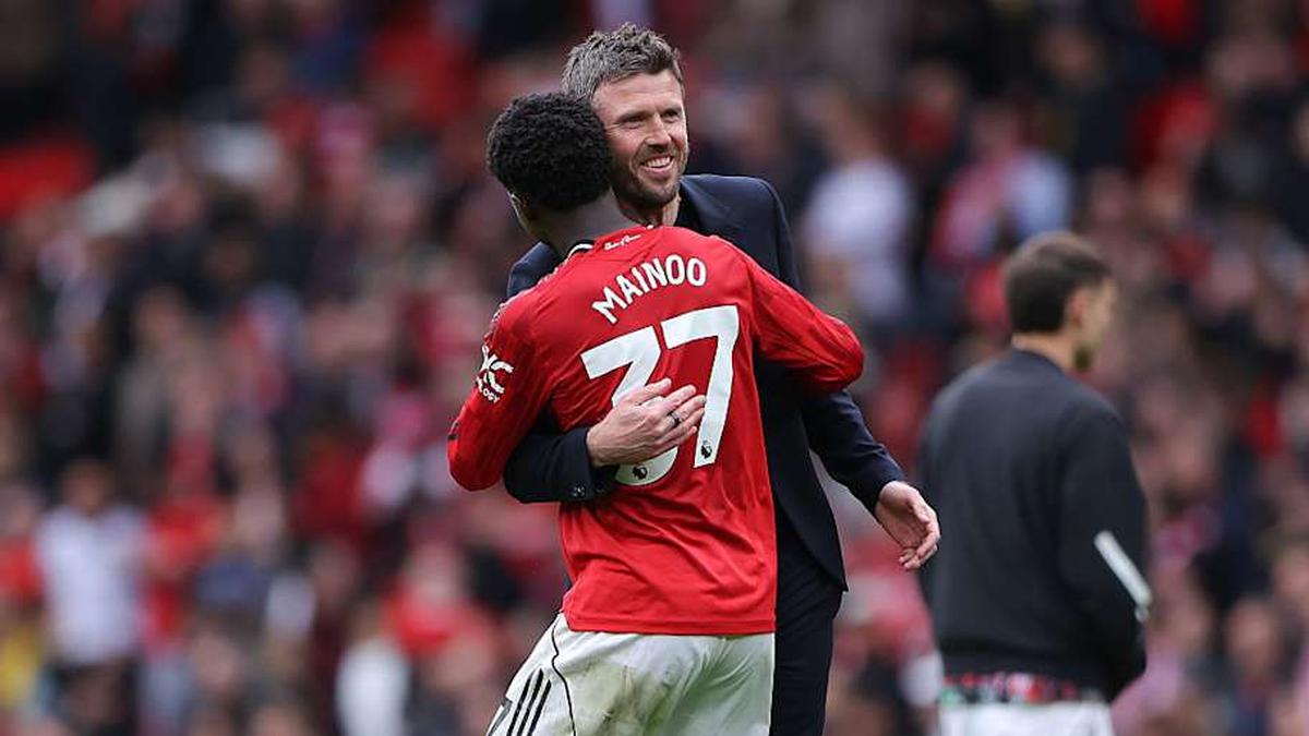  Kobbie Mainoo (front) has Michael Carrick's full support. | James Gill/Danehouse/Getty Images 
