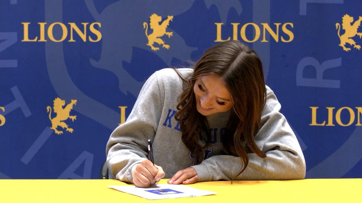 In November 2025, Providence Academy's Maddyn Greenway signed her athletic aid documents to play basketball at the University of Kentucky. (Alicia Tipcke/The Minnesota Star Tribune/TNS)