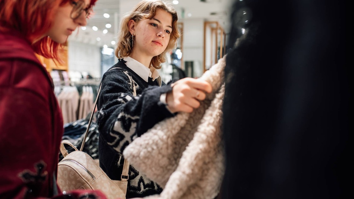 Skyrocketing gas prices can't stop U.S. holiday retail spending growth