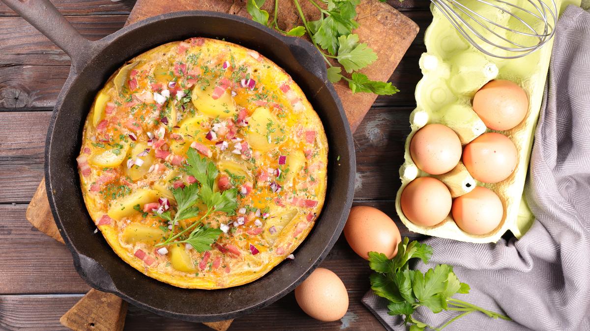 fried egg with potato,onion and bacon