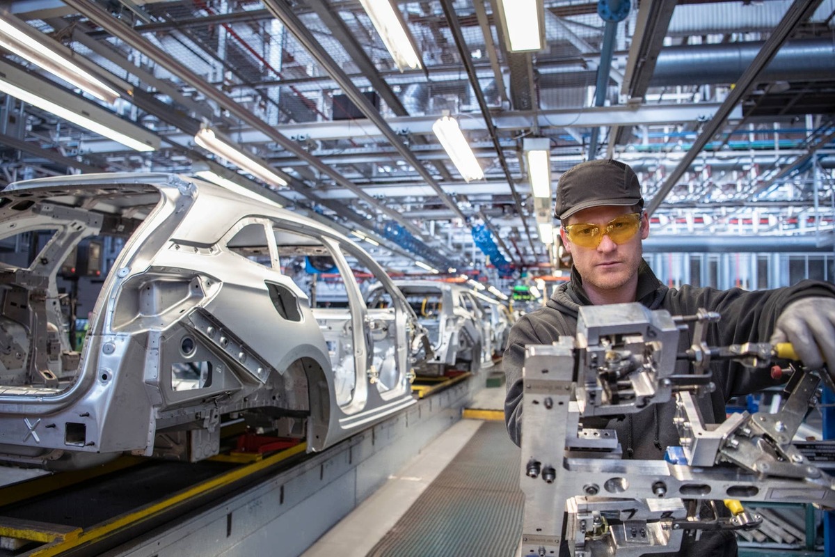  Rivian is laying off hundreds of workers, concentrated in service and customer teams. 
