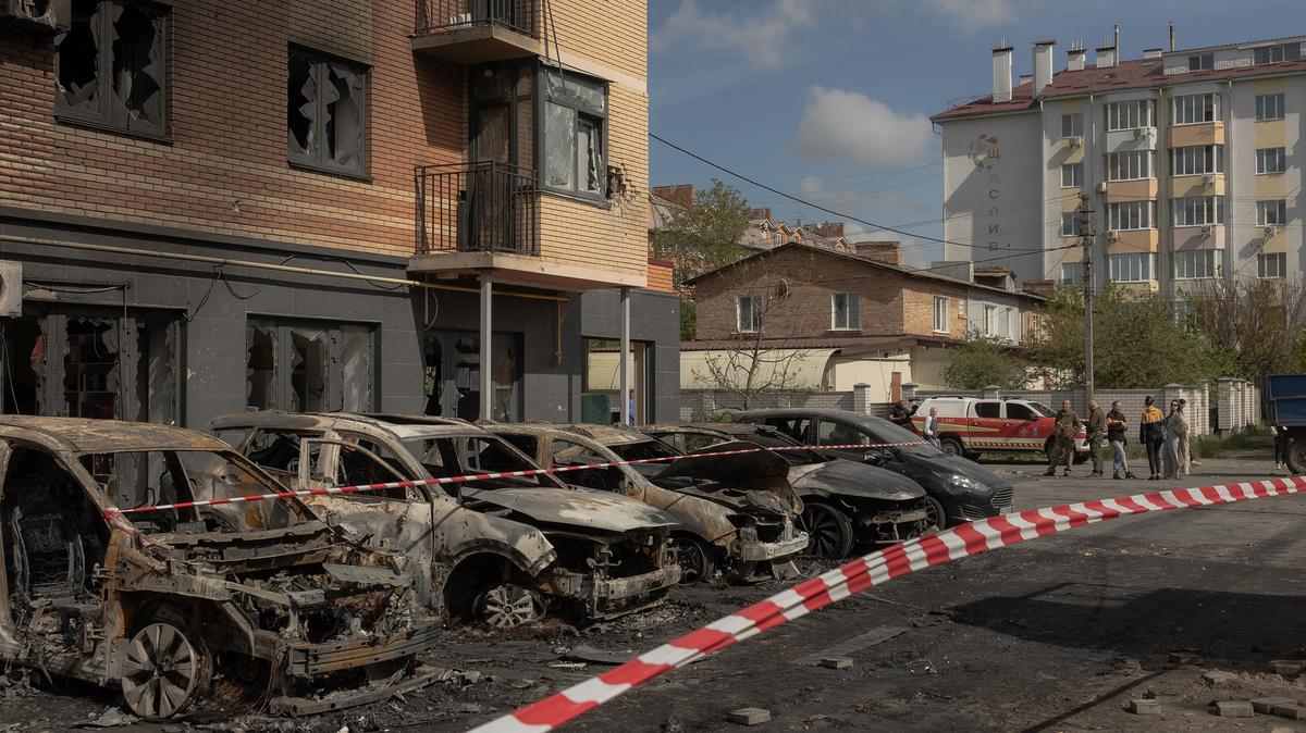 Burned cars sit in front of a damaged residential building following Russian drone and missile strikes in Kyiv on May 14, 2026, amid the Russian invasion of Ukraine. Ukraine's capital came under heavy aerial attack early on May 14, an AFP journalist reported, as Kyiv's mayor said Russia was striking the city. (Roman Pilipey/AFP/Getty Images/TNS)