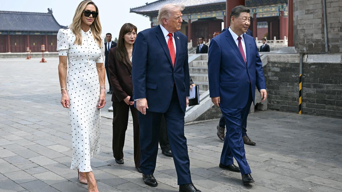 China's President Xi Jinping (R) and US President Donald Trump (C) visit the Temple of Heaven in Beijing on May 14, 2026. BRENDAN SMIALOWSKI/Pool via REUTERS