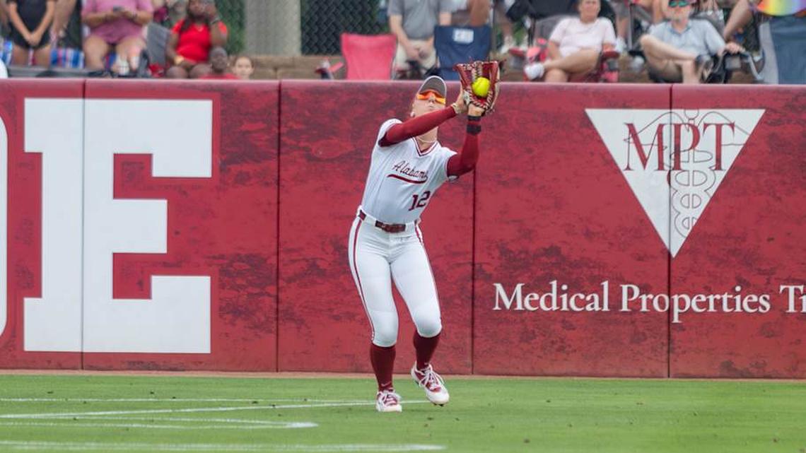  Alabama outfielder Audrey Vandagriff catches the ball for an out in the second game of the series against Kentucky on Apr. 18, 2026. | Sarah Munzenmaier/Alabama Crimson Tide on SI 