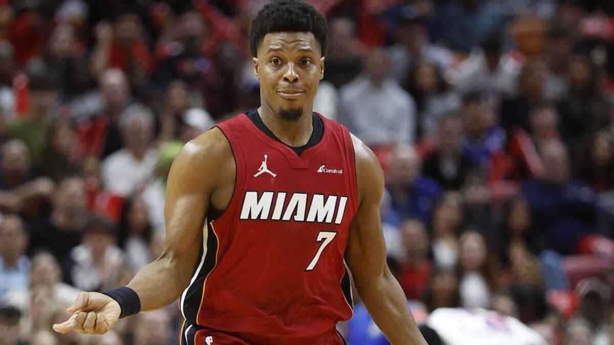  Dec 25, 2023; Miami Heat guard Kyle Lowry (7) brings the ball up court against the Philadelphia 76ers during the first half at Kaseya Center. Mandatory Credit: Rhona Wise-Imagn Images | Rhona Wise-Imagn Images 