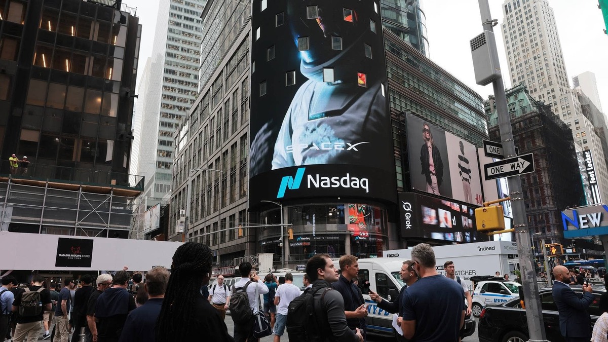  SpaceX's Nasdaq fast track contrasts sharply with S&P 500 rules, delaying potential inclusion until at least mid-2027, despite scale. 