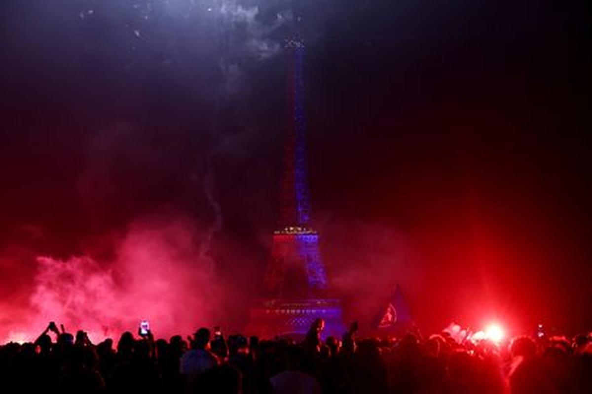 Soccer Football - UEFA Champions League -  Paris St Germain fans celebrate winning the UEFA Champions League - Trocadero, Paris, France - May 30, 2026 General view of the Eiffel Tower as Paris St Germain fans celebrate after winning the UEFA Champions League REUTERS/Abdul Saboor