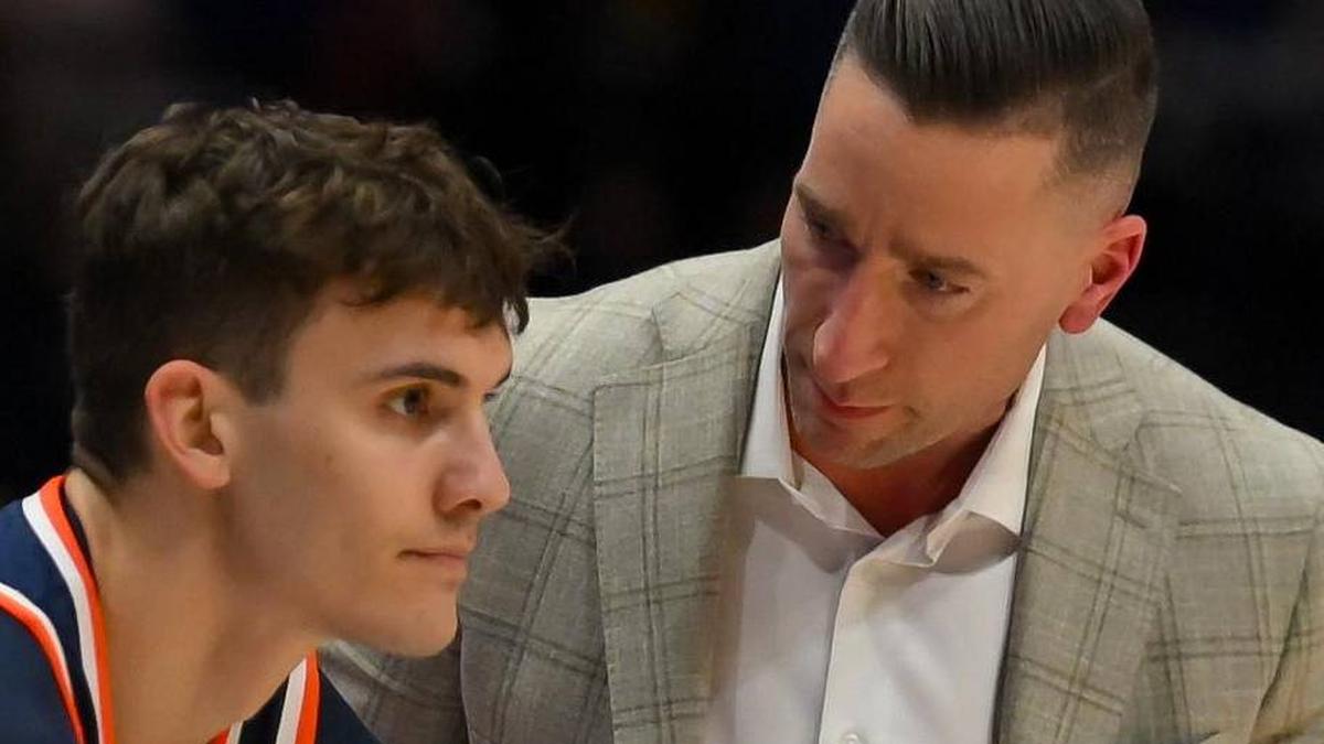  Mar 12, 2026; Nashville, TN, USA; Auburn Tigers head coach Steven Pearl talks with forward Filip Jovic (38) against the Tennessee Volunteers during the first half at Bridgestone Arena. Mandatory Credit: Steve Roberts-Imagn Images | Steve Roberts-Imagn Images 