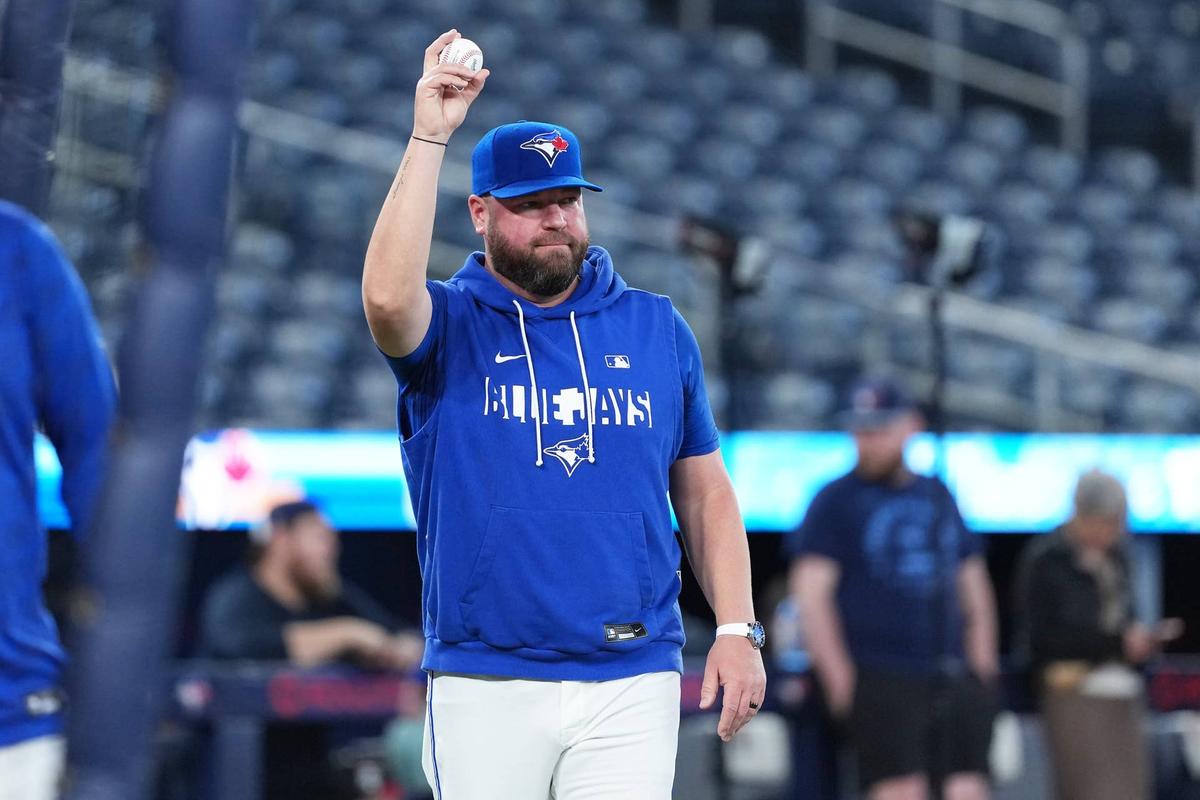  Toronto Blue Jays manager John Schneider (14) during batting practice. © Nick Turchiaro-Imagn Images