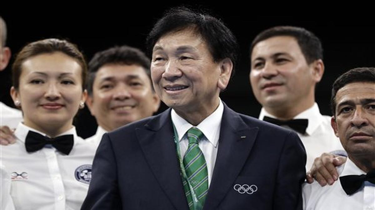  En esta foto de archivo del 21 de agosto de 2016, el presidente de la AIBA, Ching-Kuo Wu, posa con varios réferis antes de los combates finales de boxeo en los Juegos Olímpicos de Río de Janeiro.
