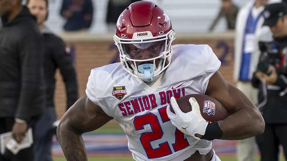  Jan 28, 2026; Mobile, AL, USA; American Team running back Mike Washington Jr. (27) of Arkansas runs the ball during American Senior Bowl practice at Hancock Whitney Stadium. Mandatory Credit: Vasha Hunt-Imagn Images | Vasha Hunt-Imagn Images 